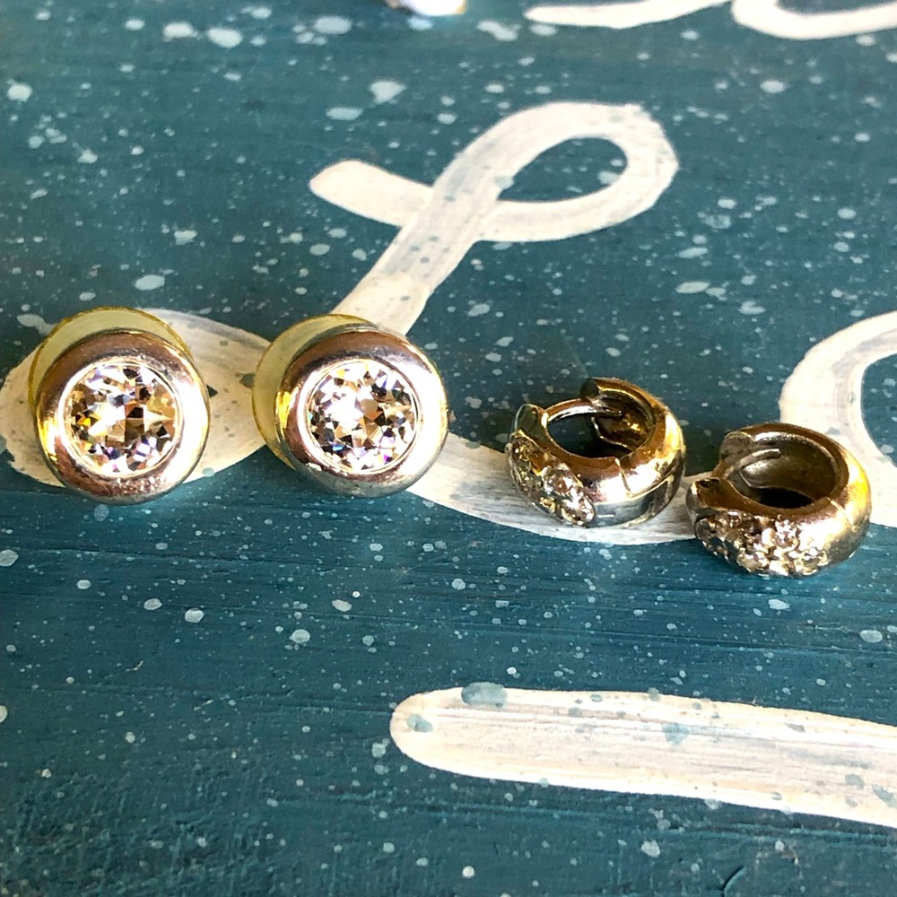 ☀️ Silver earrings with sparkle! Two pairs included.